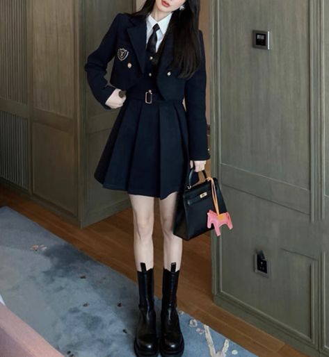 Old Money Uniform Aesthetic, Black Korean Uniform, Aesthetic Korean Uniform, Black Uniform Outfits School, Cute School Uniform Uk, Student Uniform Aesthetic, Ravenclaw Uniform Aesthetic, Magic School Uniform Design, Rich School Uniform