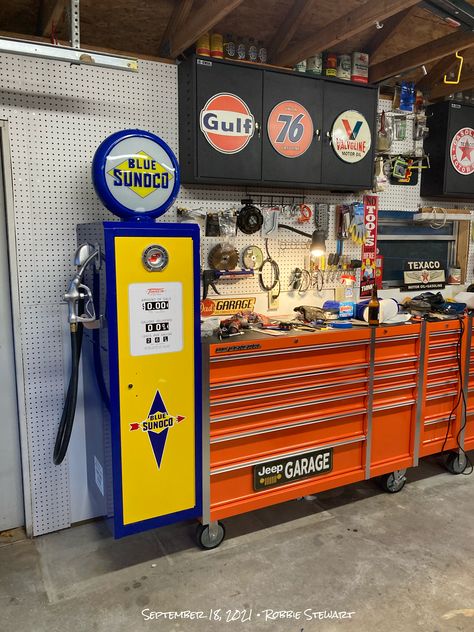 US General Tool Locker, imaged into a Sunoco gas pump. US General Tool Locker Harbor Freight tool box ideas Gas Pump Diy, Harbor Freight Tool Box Ideas, Harbor Freight Tool Box, Tool Box Ideas, Jeep Garage, Organization Garage, Garage Workbench Plans, Box Hacks, Garage Workbench