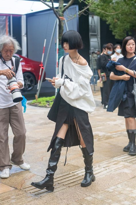 The Best Street Style at Shanghai Fashion Week Spring 2022 | Vogue Seoul Fashion Week 2022, China Fashion Street Style, Japanese Fashion Street Tokyo Style, Japanese Outfits Street Style, Japanese Street Fashion Harajuku, Shanghai Street Style, China Street Style, Tokyo Fashion Week Street Styles, Seoul Street Style