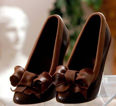 Chocolate Sculptures Art, Shoe Mold, Chocolate Shoes, Chocolate Sculpture, Chocolate Pieces, Chocolate Sculptures, Chocolate Pictures, Edible Creations, Chocolate World