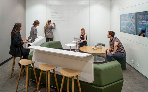 Brainstorming Room Office, Brainstorming Room Design, Meeting Room Design Creative, Office Collaboration Area, Brainstorming Room, Modern Office Design Inspiration, Coworking Space Design, Small Office Design Interior, Staff Lounge