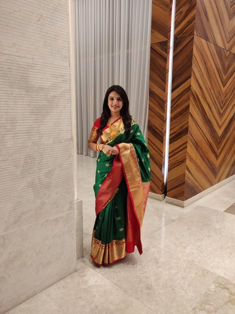 Traditional Wardrobe, Marathi Saree, Diwali Outfit, Dark Green Blouse, Designer Anarkali Dresses, Anarkali Dresses, Simple Saree Designs, Diwali Outfits, Banarsi Saree