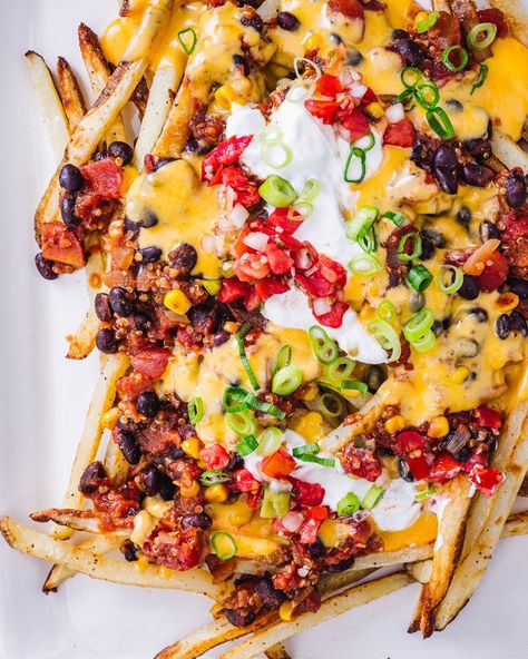 This Black Bean Chili recipe is easy to make and full of big flavor! It's cozy and hearty, the ideal vegetarian dinner idea. #blackbeanchili #chili #chilirecipe #vegetarianchili #easychili Fries Ideas, Homemade Chili Cheese Fries, Chili Cheese Sauce, Simple Cheese Sauce, Black Bean Chili Recipe, Quick Chili Recipe, Simple Chili, Parmesan Truffle Fries, Chili Recipe Healthy