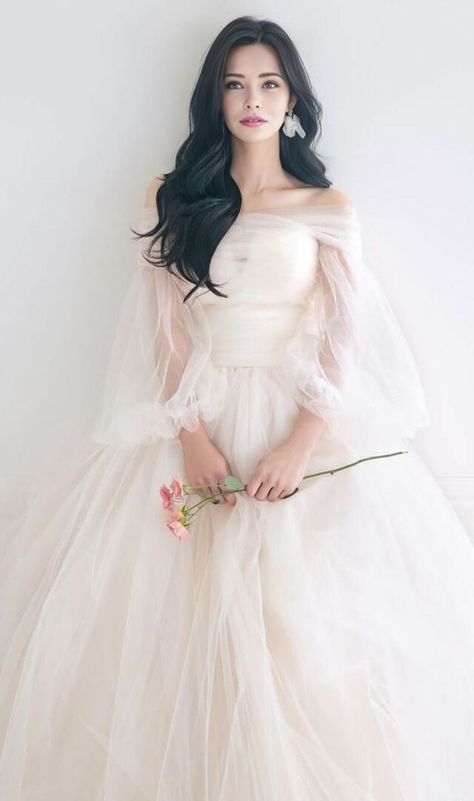 Korean Wedding Dress Simple, Wedding Dresses Korean, Korean Wedding Dress, Wedding Dress Photoshoot, Minimal Wedding Dress, Muslimah Wedding Dress, Muslimah Wedding, Wedding Photo Studio, Pretty Quinceanera Dresses