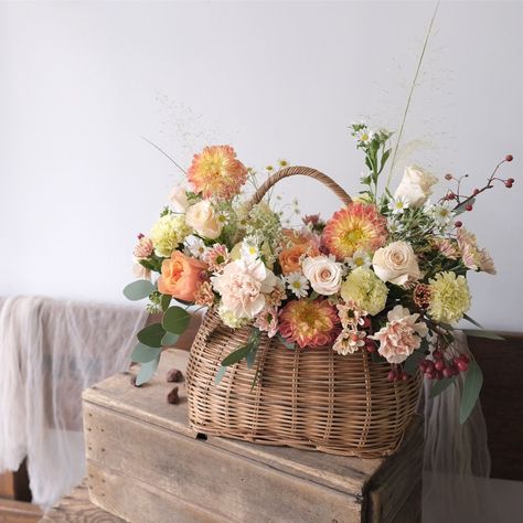 Flowers In Picnic Basket, Picnic Floral Arrangements, Flower Basket Centerpiece Wedding, Picnic Flower Arrangements, Flower Picking Basket, Picnic Basket Floral Arrangements, Picnic Basket With Flowers, Basket Bouquet Wedding, Picnic Basket Flower Arrangement