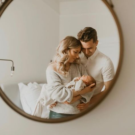 Newborn Photo Shoot Nursery, Classic Newborn Family Photos, Photography Poses Newborn, Lifestyle Newborn Photography Living Room, Outfit For Newborn Pictures Family, Studio Newborn Lifestyle, Newborn Mirror Photography, Newborn Pictures Mom Outfit, Newborn Photoshoot Lifestyle