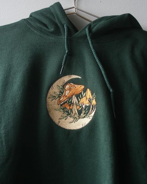 Forest Embroidered Hoodie - Men's / Women's Mushroom Fleece Pullover Winter Sweatshirt - Gifts for Her / for Him - Cottagecore - Indie Boho Hoodie Pocket Embroidery, Embroidery On Hoodies, Embroidery Hoodies, Hoodie Colors, Hoodie Art, Hippie Gifts, Indie Cottagecore, Cottagecore Indie, Embroidery Hoodie