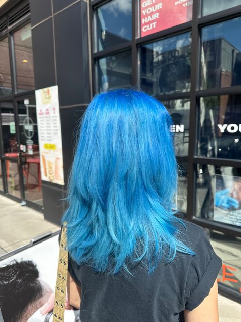 Dark Blue Roots Light Blue Hair, Dark Blue Light Blue Hair, Dark Blue To Light Blue Hair Ombre, Light And Dark Blue Hair, Blue Hair Faded, Light Blue And Black Hair, Dark And Light Blue Hair, Blue Tips Hair, Blue Hair Streaks