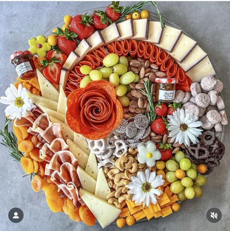 Cheese Board Display Presentation, Oval Charcuterie Board Ideas, Charcuterie Business, Charcuterie Picnic, Charcuterie Board Meats, Charcuterie Appetizers, Amazing Food Platters, Simple Family Meals, Holiday Appetizers Recipes