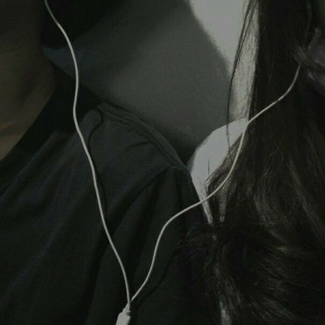 Sharing Earphones Couple, Sharing Earphones Aesthetic, Sharing Earphones, Couple Black And White Aesthetic, Silent Love, Music Together, Couple Black, Listening Music, Aesthetic Photography Grunge