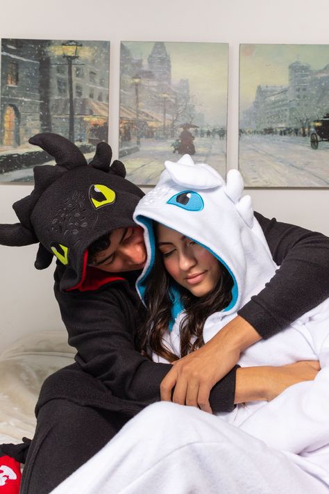 ARRIVE FOR HALLOWEEN  Pajama de toothless Kigurumi de chimuelo, all sizes for  adult, big sizes Button closure *DETAILS: Our pajamas kigurumis/onesies is adorable and eye-catching , designs all feature a hood with face like the character, and ears for full effect. Matching tails and details designs help complete your ultimate cosplay stile.  *MATERIALS: For the better comfort and fun, these materials are soft to the touch and will keep you warm during those cold winter months and and comfortable in air conditioning, The button up closure allows you to quickly get dressed while the loose fit gives you the flexibility to easily wear over your clothes. *CONFORT: Loose fitting pattern allow you the flexibility of movement while maintaining style and comfort. The fun and colorful designs will m Matching Onesies, Cute Couples Costumes, Matching Family Christmas Pajamas, Pretty Halloween Costumes, Duo Halloween Costumes, Couples Halloween Outfits, Cute Couple Halloween Costumes, Halloween Pajamas, Matching Christmas Pajamas