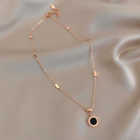 Gold Chain For Girls Design, Gold Chain For Girls Simple, Simple Gold Pendent Designs, Gold Chain Locket Designs, Classy Jewelry Gold, Vintage Rings Gold, Rings Aesthetic Gold, Engagement Rings Simple, Grunge Ring