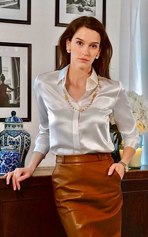 Shirt And Jeans Outfit Women, Shirt And Jeans Outfit, Satijnen Blouses, Silk Shirt Outfit, Skirt Indian, Blouse Satin, Satin Shirts, Satin Bluse, Jeans Outfit Women