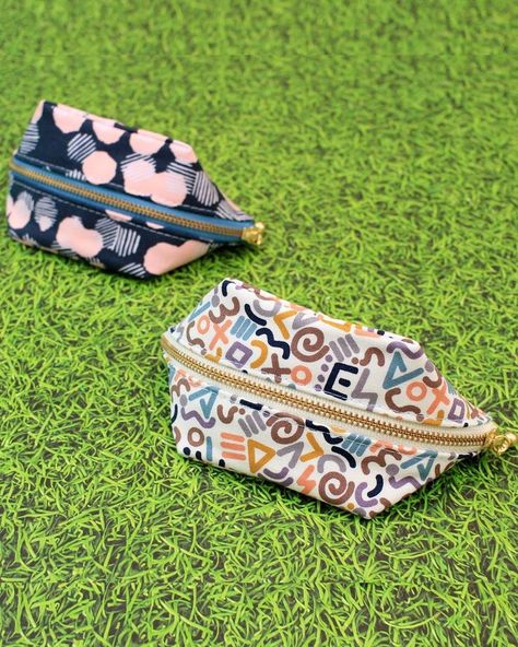 DIY Mini Pouch Bag [Video] | Taschen nähen, Tasche nähen schnittmuster, Taschen selber nähen Wide Open Pouch Tutorial, Sewing Group Projects, Diy Mini Pouch Bag, Mini Bag Diy Sewing, Sewing Pouches And Bags Diy Tutorial, Open Wide Zipper Pouch Tutorial, Free Small Sewing Projects For Gifts, Sew Mini Bag, Embroidered Pouch Bags