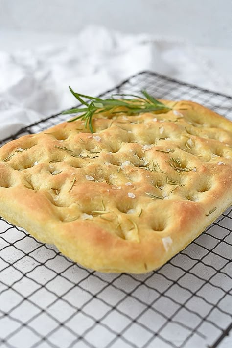 Focaccia bread topped with olive oil, herbs, and coarse salt This easy and delicious recipe is the perfect amount for 2-4 people. Easy Focaccia Bread, Easy Focaccia Bread Recipe, Foccacia Recipe, Easy Focaccia, Batch Baking, Small Batch Cooking, Bread Toppings, Focaccia Bread Recipe, Small Batch Recipes