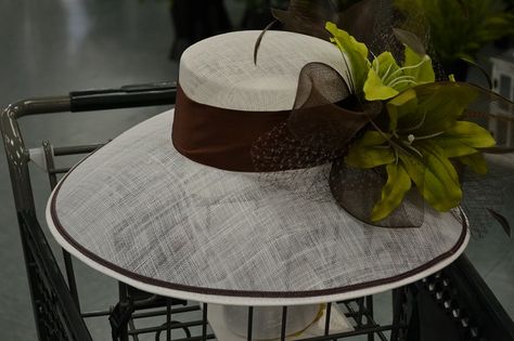 Want to design your own Derby hat but have no idea how? Here's an easy guideline and advice from the experts at Dee's. Diy Kentucky Derby Hat, Hat Making Ideas, Kentucky Derby Hats Diy, Derby Hats Diy, Derby Ideas, Derby Outfits, Sinamay Hats, Kentucky Derby Party, Crazy Hats