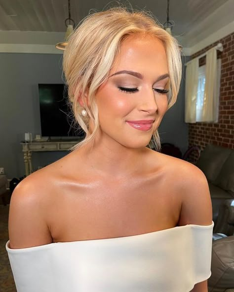 Neutral Soft Glam Makeup Wedding, Simple Wedding Glam, Soft Bridal Glam Blue Eyes, Wedding Bride Makeup Blue Eyes, Air Brush Makeup Wedding Natural, Wedding Makeup Elegant, Wedding Makeup With Freckles, Bride Makeup Glowy, Blonde Bridal Makeup Blue Eyes