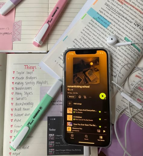 Study With Music Aesthetic, Study Playlist Aesthetic, Headphone Study Aesthetic, Headphones Study Aesthetic, Music While Studying Aesthetic, Cool Boy Image, Soul Ties, Study Motivation Inspiration, Study Time