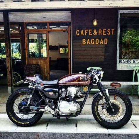 KAWASAKI W650 Cafe Moto, Kawasaki Cafe Racer, Scrambler Custom, Vintage Cafe Racer, Moto Cafe, Cafe Racer Style, Cafe Bike, Motorcycle Shop, Bobber Motorcycle