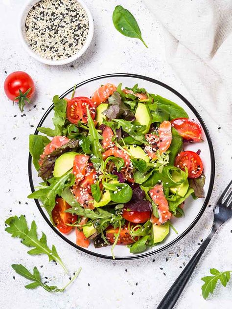 This smoked salmon salad with red wine vinaigrette is a delicious salad for lunch or a light dinner. Suitable for a Low FODMAP and SIBO diet. Tarragon Dressing, 500 Calorie Diet, Smoked Salmon Salad, Salmon Salad Recipes, Salmon Spinach, 500 Calorie, Red Wine Vinaigrette, Ginger Powder, Squash Salad