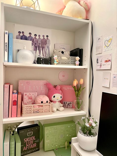 Shelves Organization Ideas Bedroom, Aesthetic Room Decor Shelves, Kpop Themed Room Aesthetic, K Pop Album Shelf Aesthetic, Things To Put On Shelves Bedroom, Shelf Decor Ideas Aesthetic, Kpop Room Aesthetic Desk, Kpop Shelf Aesthetic Minimal, Kpop Bookshelf Aesthetic