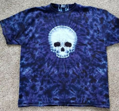 Skull Tie Dye Diy, Moon Tie Dye, Skull Tie Dye Tutorial, T Shirt Tie Dye Ideas, Tie Dye Skull Patterns, Star Tye Dye, Tye Dye Designs, Tye Dye Ideas, Goth Tie Dye