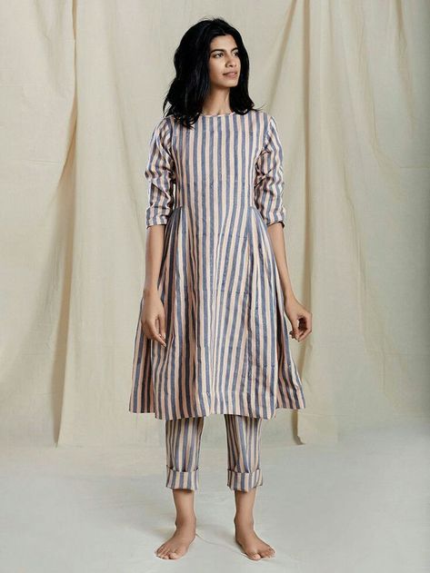 Lining Kurti, वेस्टर्न ड्रेस, Cotton Dresses Online, डिजाइनर कपड़े, Silk Kurti Designs, Kurta Patterns, Simple Kurta Designs, Kurti Patterns, Designer Kurti Patterns