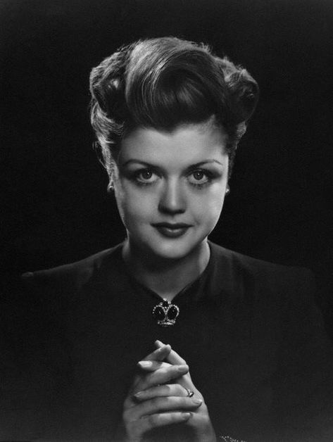 Dame Angela Lansbury, age 21, photographed by the great Yousuf Karsh.pic.twitter.com/wPookndQmN Yousuf Karsh, Jessica Fletcher, Blithe Spirit, Classic Actors, Angela Lansbury, Humphrey Bogart, Clark Gable, Hollywood Movie, Tony Awards