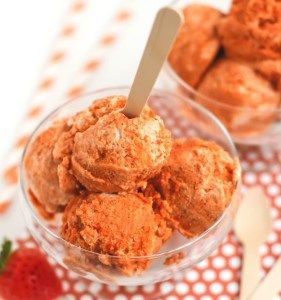 12 Unusual Ice Cream Recipes - Carrot Cake Ice Cream Carrot Cake Ice Cream Recipe, Dessert Bullet Recipes, Carrot Cake Ice Cream, Carrot Cake Recipe Homemade, Bullet Recipes, Orange Dessert, Cake Ice Cream, Ice Cream Maker Recipes, Homemade Ice Cream Recipes