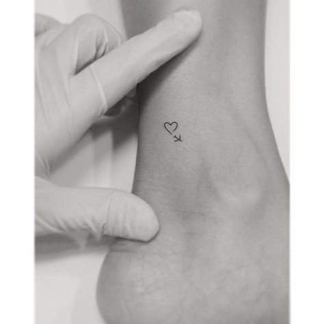 Airplane and heart. Travel Finger Tattoo, Paper Airplane Tattoos, Plane Tattoo, Tiny Heart Tattoos, Tiny Wrist Tattoos, Small Girly Tattoos, Airplane Tattoos, Jewelry Tattoo, Waves Tattoo