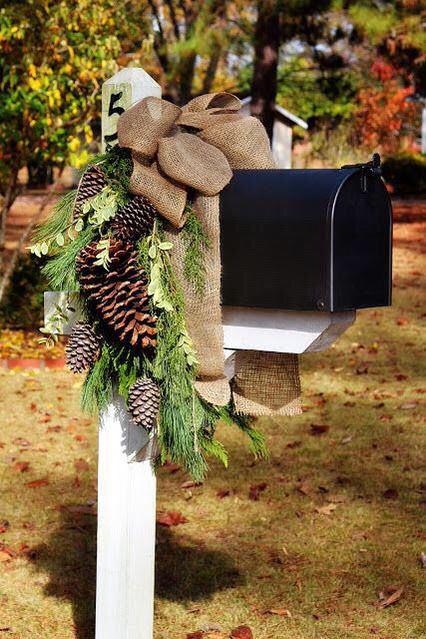 What a simple and gorgeous way to decorate your mailbox for the Winter season! #Mailbox #DIY #Mail Exterior Christmas Decorations, Natal Country, Natal Natural, Mailbox Decor, Christmas Yard, Natural Christmas, Noel Christmas, Country Christmas, Christmas Deco