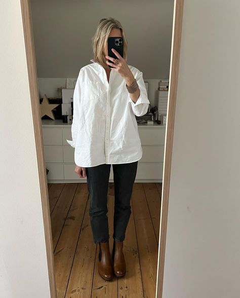 mum_mode_and_surgery Mum Mode And Surgery, Black Shirt And Jeans Outfit, Looks Pinterest, Mum Fashion, Foto Poses, Mode Inspo, Looks Chic, Mom Outfits, Looks Style