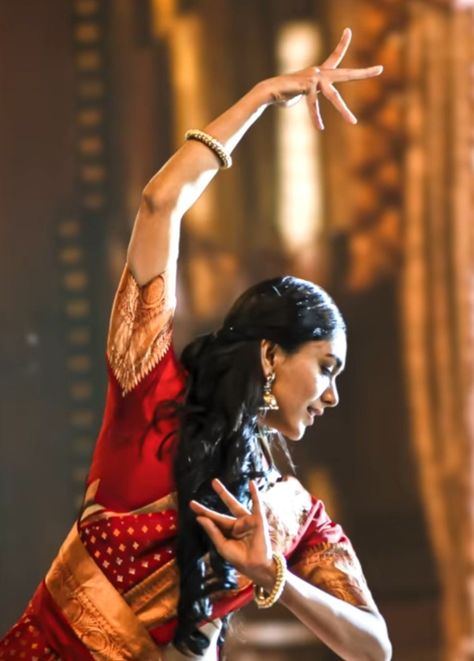 Seetha Ramam, Sita Mahalakshmi, Sita Raman, Bharathanatyam Dance, Sita Ramam, Indian Embroidery Designs, New Movie Images, Mrunal Thakur, Actress Images