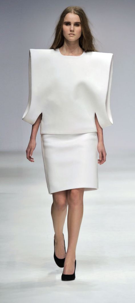 Sculptural Fashion - experimental fashion construction with minimal, clean structured silhouette and 3D sleeve detail // Tze Goh Fashion Construction, Experimental Fashion, Sculpture Fashion, Structured Fashion, Architectural Fashion, Structural Fashion, Origami Fashion, Sculptural Fashion, Geometric Fashion