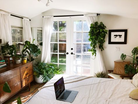 This little in-law studio is behind a house and it's perfect and right down the street from a cute little downtown area. Orange Bedroom Decor Ideas, Apartment Backyard, Orange Bedroom Decor, Bedroom Decor Ideas For Women, Granny Pods, Granny Pod, Backyard Cottage, Studio Shed, Orange Bedroom