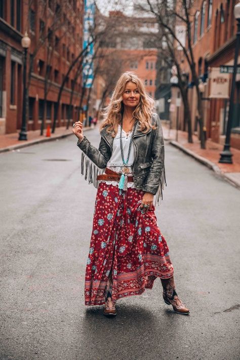 Ageless and fabulous! ✨ Explore Boho Style Over 50 in our latest blog. Learn the art of mixing textures, layering with ease, and embracing the carefree spirit of the hippie era. Elevate your fashion game effortlessly! 🌈 #BohoElegance #Over50Fashion Linda V Wright, Stile Hippie Chic, Boho Fall Outfits, Look Hippie Chic, Boho Queen, Stile Boho Chic, Look Boho Chic, Skirt Diy, Mode Tips