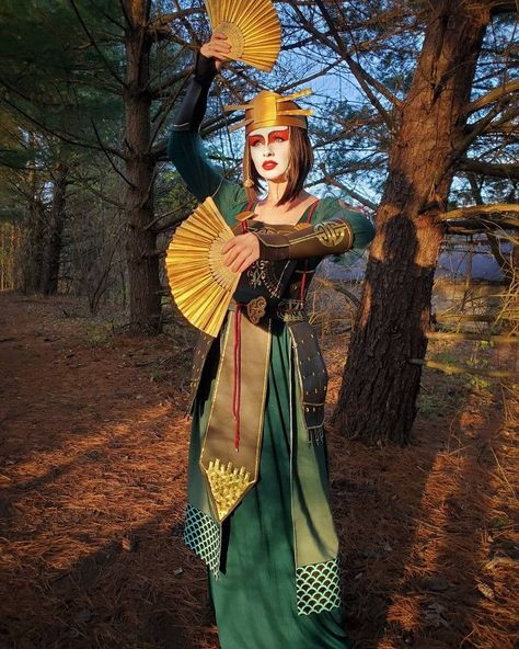 Suki Cosplay, Kingdom Vibes, Kyoshi Warrior, Earth Kingdom, Avatar Cosplay, Avatar Kyoshi, Borderlands Art, Classic Halloween Costumes, Creepy Halloween Makeup