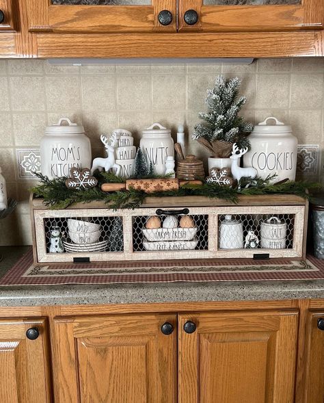 Hobby Lobby Chicken Wire Shelf Decor, Hobby Lobby Chicken Wire Shelf, Country Christmas Decorations Diy, Basement Kitchens, Chicken Wire Shelf, Farmhouse Shelves Decor, Gingerbread Ideas, Farmhouse Kitchen Inspiration, Countertop Shelf