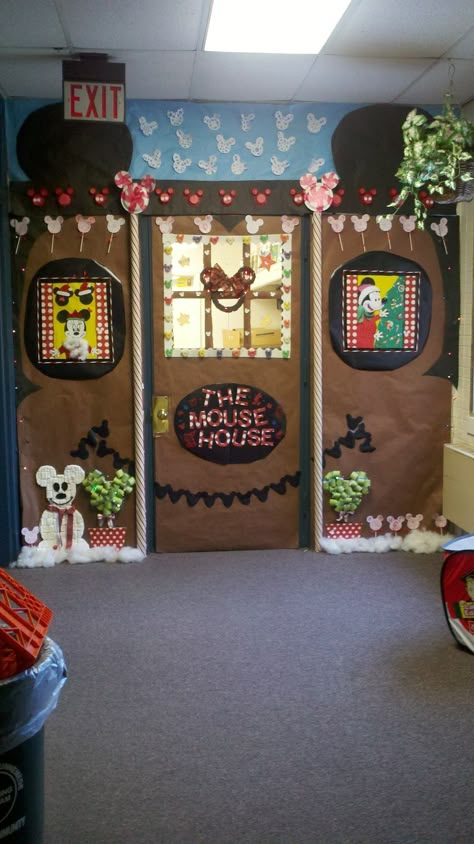 Mickey Christmas door Disney Christmas Door, Kindergarten Classroom Door, Halloween Door Decorations Classroom, Natal Do Mickey Mouse, Christmas Door Decorating, Mickey Mouse Classroom, Door Decorations Classroom Christmas, Disney Themed Classroom, Christmas Classroom Door