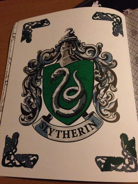 Slytherin Things To Draw, Slytherin Drawings Sketches, Slytherin Sketch, Harry Potter Drawings Slytherin, Slytherin Drawing Ideas, Slytherin Doodles, Slytherin Painting Ideas, Slytherin Canvas Painting, Slytherin Aesthetic Painting