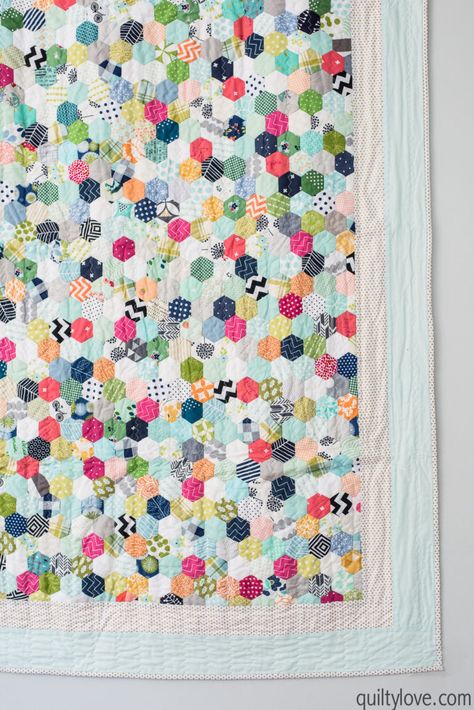 Hand Pieced Hexie Quilt - the one that took over a year - Quilty Love Epp Hexies Quilt Patterns, Epp Quilt Patterns, Hex Quilts, Hexagon Quilt Tutorial, Quilt Hexagon, Epp Quilt, Hexie Quilts Patterns, Quilty Love, Hexie Quilts