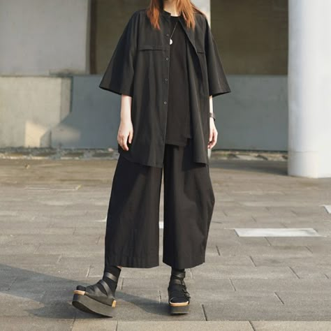 Japanese Street Fashion Plus Size, One Size Fits All Clothes, Size 42 Outfits, Loose Dress Pants Outfits, Pants For Wide Hips, Hakama Pants Outfit, Loose Clothes Outfits, Big Clothes Outfits, Dark Blue And Black Outfit