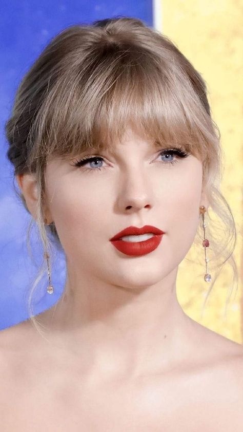 Taylor Swift Hairstyles, Taylor Swift Bangs, Taylor Swift Wallpapers, Above Shoulder Length Hair, Taylor Swift Nails, Taylor Swift Images, Red Carpet Hair, Taylor Swift New, Iconic Looks