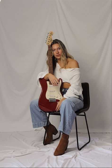 guitar poses Stratocaster Aesthetic, Poses With Guitar, Poses Guitar, Guitar Senior Pictures, Electric Guitar Photography, Guitar Photoshoot, Guitar Poses, Guitarist Photography, Guitar Portrait