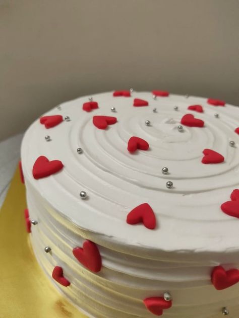 Mini Heart Cakes Ideas, Valentine Cake Designs Simple, Red Velvet Cake Decoration, Simple Birthday Cake Designs, Heart Shape Cake, B Day Cake, Cake For Boyfriend, Buttercream Cake Designs, Fondant Cake Designs