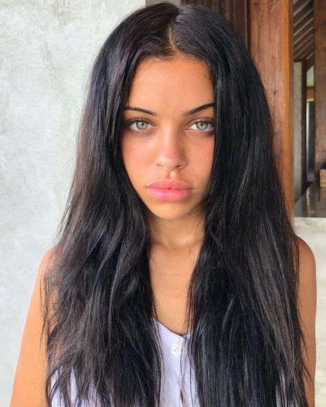 Instagram post by NISRINA SBIA • Jan 10, 2019 at 9:14pm UTC Black Hair Green Eyes Girl, Nisrina Sbia, Black Hair Green Eyes, Brown Hair Green Eyes, Girl With Green Eyes, Brunette Girl, Beautiful Lips, Baddie Hairstyles, Green Hair