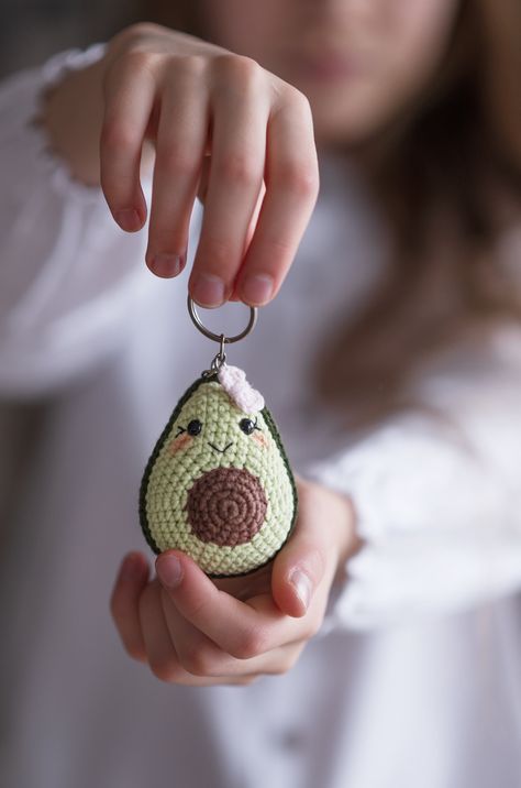 Crochet kawaii avokado keychain Crochet Kawaii Keychain, Crochet Avocado Keychain, Avocado Crochet, Crochet Avocado, Avocado Keychain, Make A Bow, Cute Avocado, Unique Toys, Crochet Keychain