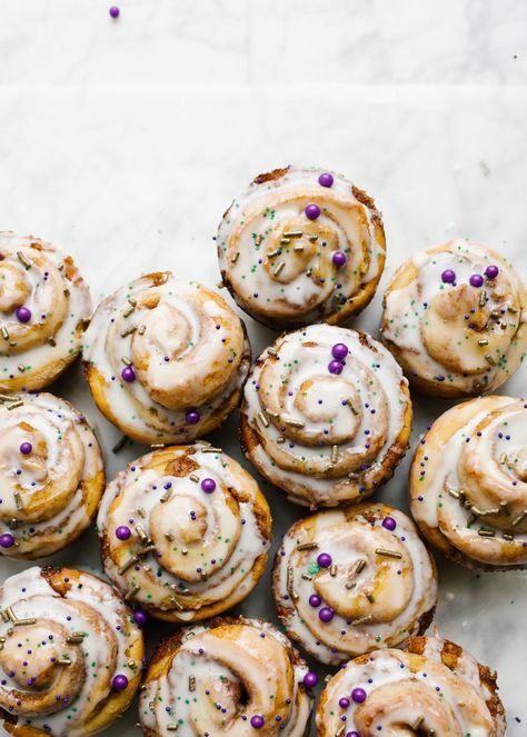 Mardi Gras Food Ideas, Cake Cinnamon Rolls, Mardi Gras Recipes, Cake Cinnamon, Powdered Sugar Glaze, Mardi Gras Food, Cinnamon Roll Cake, Sugar Glaze, Creole Recipes