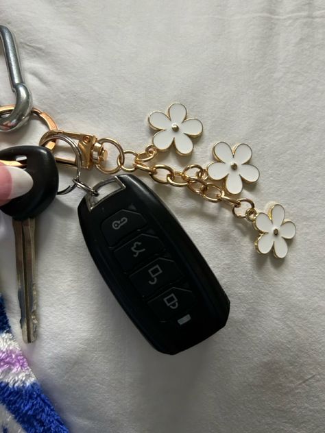 Cute | flowers | keychain | accessories Car Key Accessories Aesthetic, Car Key Aesthetic, Cute Keychain Aesthetic, Car Keychain Aesthetic, Car Keys Keychain Ideas, Cottagecore Car, Car Keychain Ideas, New Car Key, Key Keychain