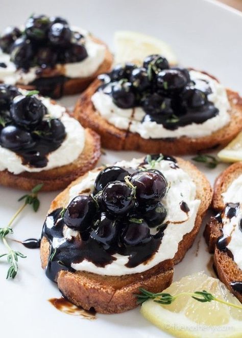 Whipped Goat Cheese and Blueberry Balsamic Crostini Blueberry Orchard, Balsamic Crostini, Blueberry Balsamic, Whipped Goat Cheese, Snacks Für Party, Perfect Appetizers, Appetizers For Party, Naan, Entertaining Guests